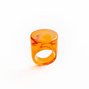 Vintage-ring med grov, genomskinlig orange, rund platt topp från 1960-talet