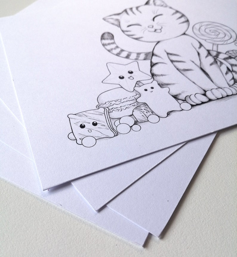 Peut inclure: Un dessin au trait noir et blanc d'un chat ray&eacute; avec une sucette, une &eacute;toile, un macaron, un ourson en g&eacute;latine et une barre chocolat&eacute;e. Le chat sourit et les autres objets ont des visages mignons.