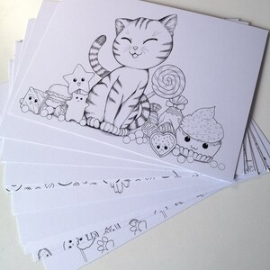 Peut inclure: Un dessin au trait noir et blanc d'un chat avec une queue ray&eacute;e assis parmi une vari&eacute;t&eacute; de bonbons, dont une sucette, un cupcake et un biscuit. Le chat a une expression joyeuse sur son visage.