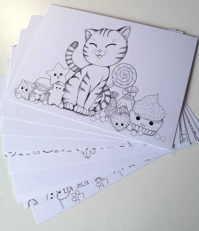 Peut inclure: Un dessin au trait noir et blanc d'un chat avec une queue ray&eacute;e assis parmi une vari&eacute;t&eacute; de bonbons, dont une sucette, un cupcake et un biscuit. Le chat a une expression joyeuse sur son visage.