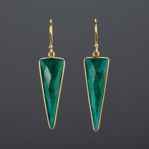 longue boucle d’oreille triangle émeraude, boucle d’oreille émeraude vert foncé, boucle d’oreille longue goutte pendante, cadeau d’anniversaire de mai, boucle d’oreille robe verte, carte de bijoux personnalisée
