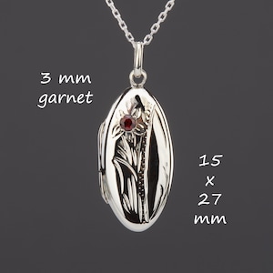 Granate en medallón oblongo de plata de ley con foto, granate en flor grabada, grabado personalizado, medallón conmemorativo, regalo de nacimiento de enero, medallón de boda