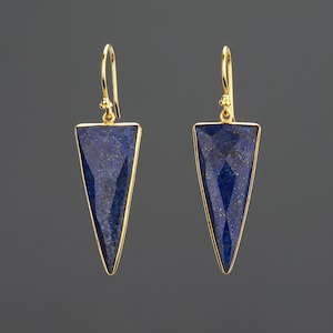 Orecchino lungo a triangolo in lapislazzuli, orecchino pendente a goccia in lapislazzuli, orecchino con pietra blu intenso, orecchino con abito blu, regalo per la mamma, anniversario