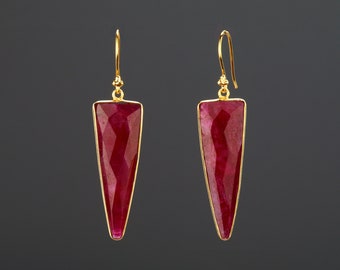 長い三角形のルビーのイヤリング、深紅のルビー、ぶら下がるドロップのルビーのイヤリング、赤いドレスのイヤリング、7 月の誕生日のイヤリング、母への贈り物、カスタム ノート カード