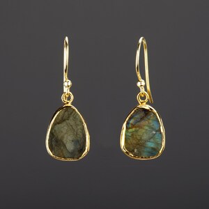 Orecchino in labradorite, orecchino in labradorite, orecchino in pietra naturale con lunetta d'oro, orecchino pendenti a goccia, regalo di compleanno, carta di gioielleria personalizzata