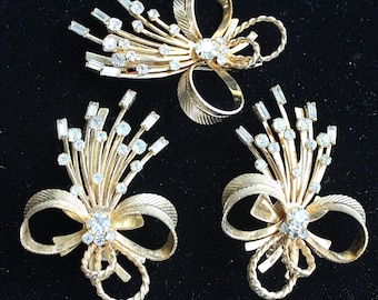Pendientes vintage de Sarah Coventry, grandes, con clip, tono dorado, pedrería Dynasty.