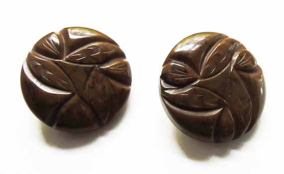 Vintage 1930 Large Bakelite Hand Carved Button Ea… - image 1