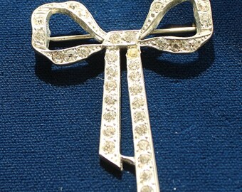 Broche/prendedor con lazo estilizado incrustado de diamantes de imitación