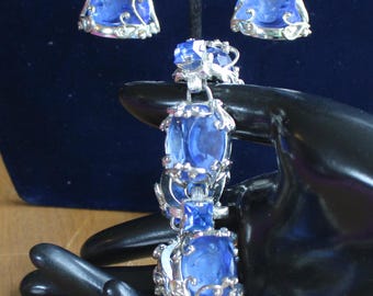 Pulsera y pendientes elaborados con filigrana de diamantes de imitación azules.