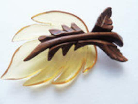 Clear Butterscotch Bakelite Carved Leaf Brooch/Pi… - image 2