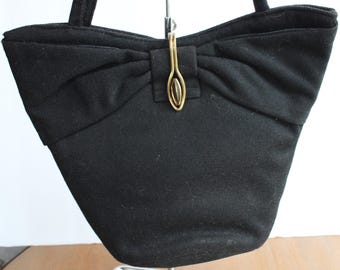 Bolso/Cartera vintage de fieltro de lana negra estilizado de los años 40 con doble asa plisada.