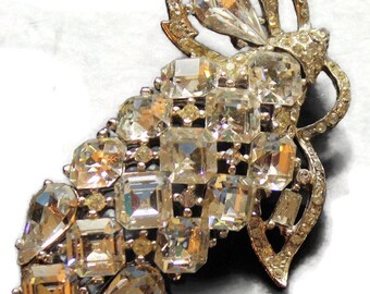 Broche Ancienne Argentée Vieillie - Motif Feuille Et Grappe De Fruits Avec Strass Blanc AB - Années 60/70 - Vintage