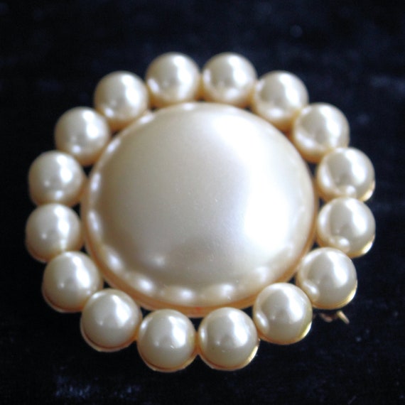 Kenneth Jay Lane Large Faux Pearl Cabochon Circle… - image 1