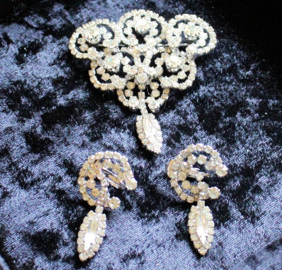 SELOVO Large Crystal Rhinestone Leaf Brooch - Gold Tone Statement Pin For Shawls, Sweaters, Hats