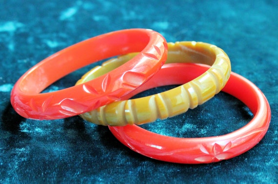 Stack Of Vintage Line Carved Bakelite Bangle Brac… - image 2