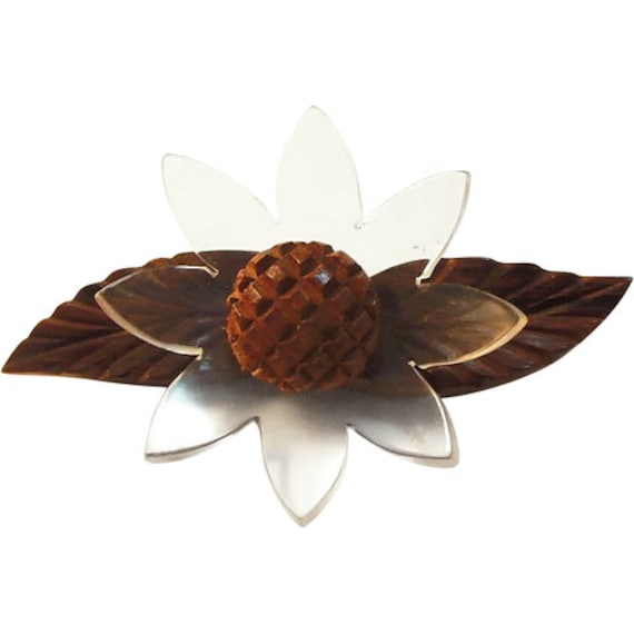 Vintage 1940s Lucite Flower Brooch: Hand Carved W… - image 1