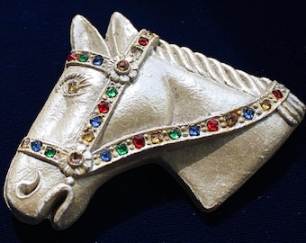 Broche/prendedor antiguo de resina color crema con cabeza de caballo y detalles de diamantes de imitación.