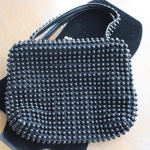 Bolso/cartera con asa superior y cuentas de burbujas negras de los años 60
