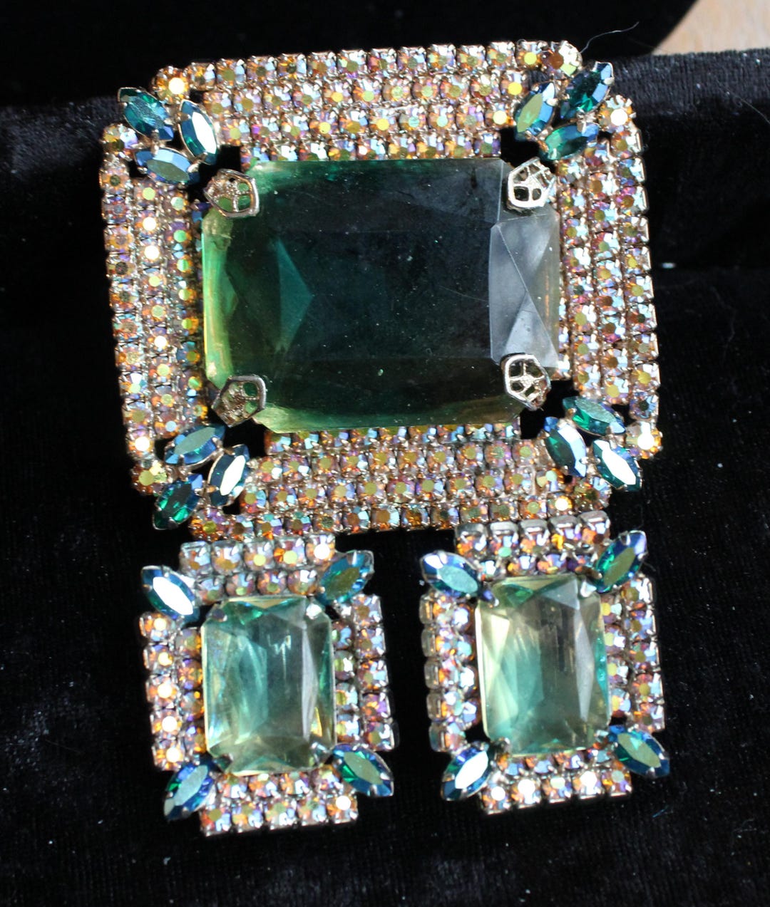 大きなファセットグリーンストーンとABラインストーンの豪華なブローチ