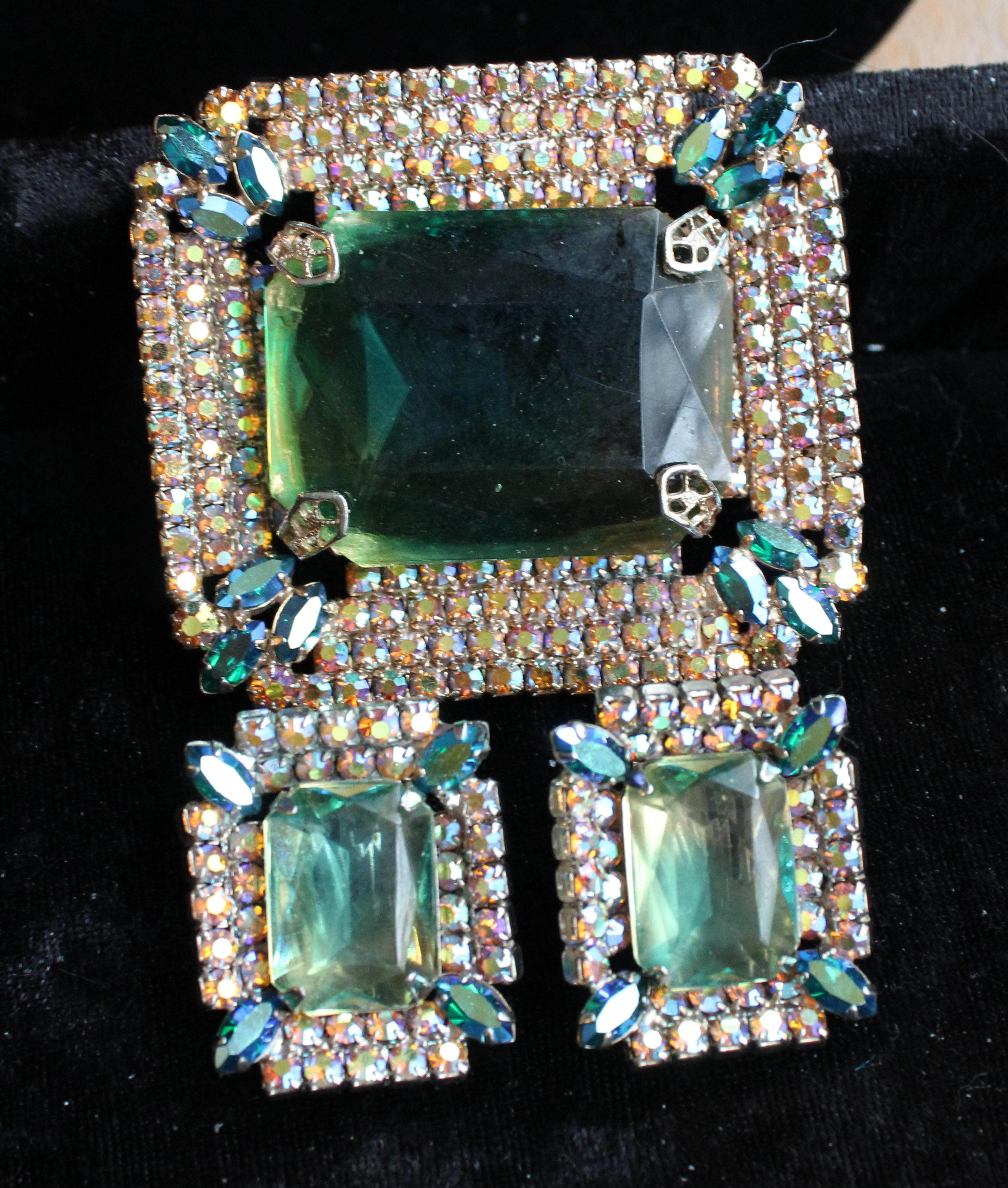 大きなファセットグリーンストーンとABラインストーンの豪華なブローチ