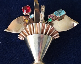 Broche/prendedor elaborado de cesta de flores de alambre dorado