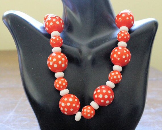 French 1960s Bakelite necklace in orange and white - image 2