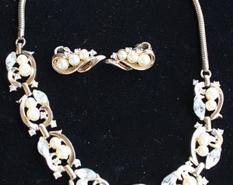 Collar y pendientes vintage Trifari dorados con perlas de imitación y diamantes de imitación