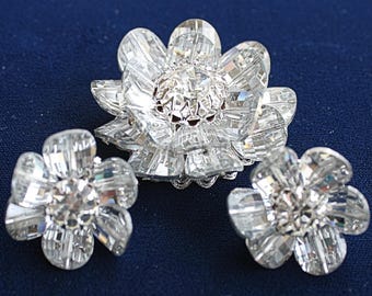 Broche Vendome Flower firmado: broche/prendedor de cristal plateado brillante y pendientes a juego.