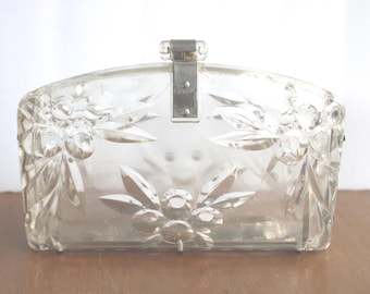 Cartera de mano de lucita transparente de los años 50 con diseño tallado de flores, uvas y diamantes de imitación.