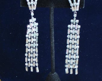 Pendientes largos colgantes vintage con flecos y pedrería blanca