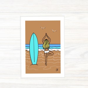 Chica surfista - Yoga - Postura del árbol - Surf - Arte surfero - Namaste - Bienestar - Tarjeta de felicitación