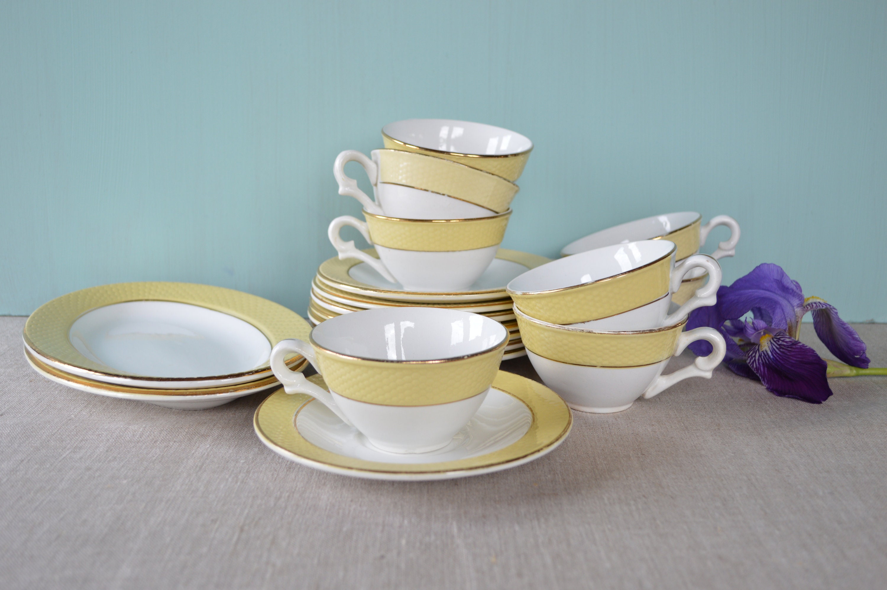 Vintage Français Coffee Set 18 Pieces - St Amand, Pereylor L'amandinoise Jaune, Blanc et Or Trim Sem