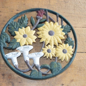 Cast Iron Trivet Stand - French Vintage Round Green Enamel Hot Plate Pot Holder with Flowers - Retro Kitchen - French Farmhouse Style