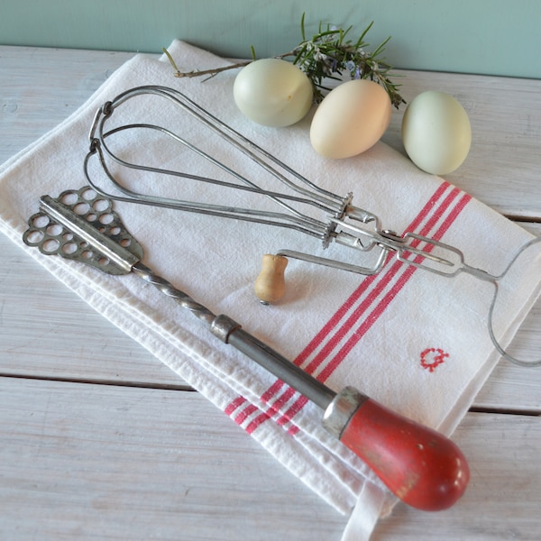 2 Vintage Egg Beaters - French Vintage Balloon Rotary Wire Whisks - Hand Pressure Whisk - Rustic Hand Mixers - Retro Kitchen Utensils