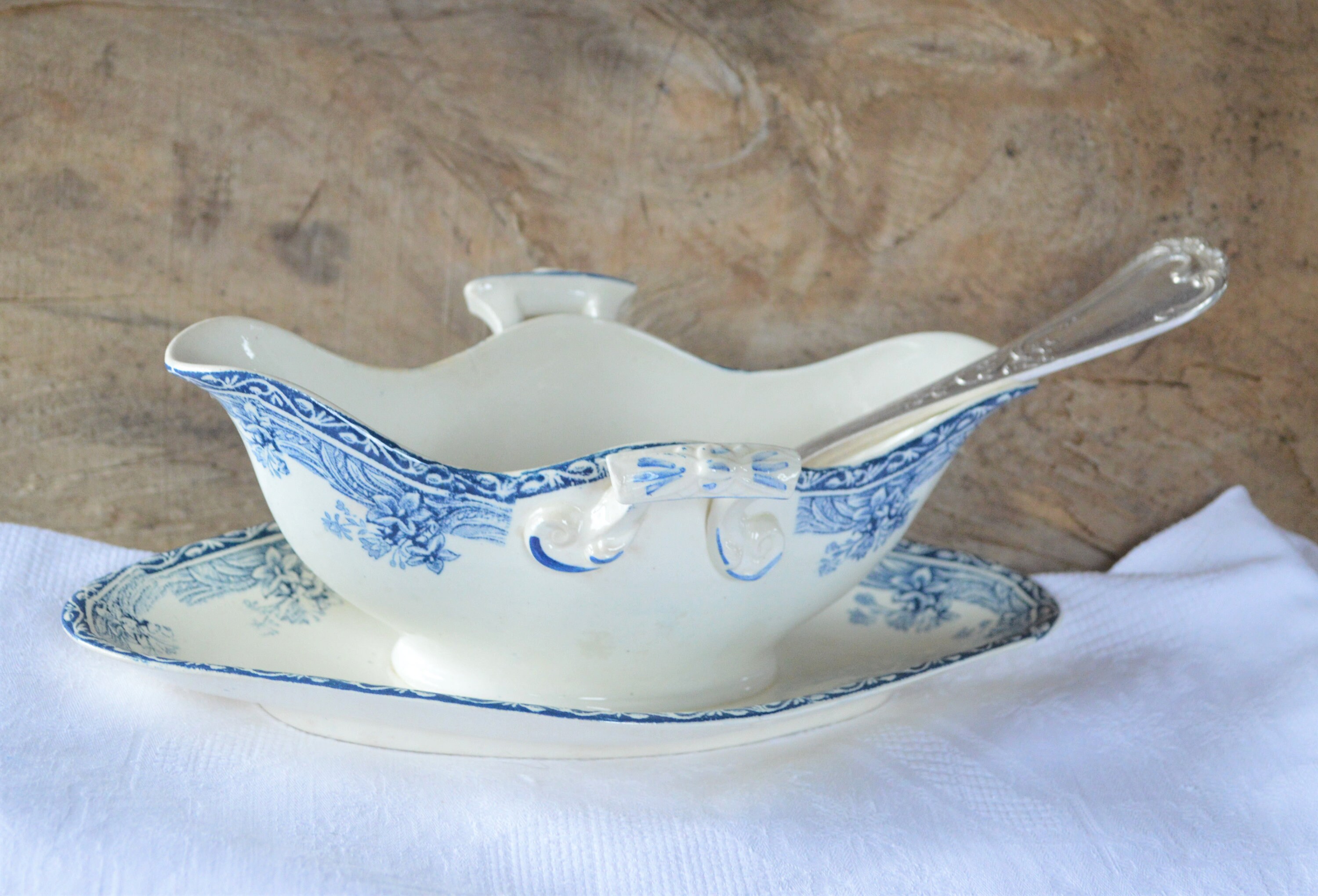 Français Vintage Gravy Boat- Ironstone Sauce Boat With Handles - Blanc et Bleu Transferware Plat de 