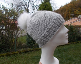 Bonnet femme en laine avec pompon fourrure