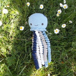 Pieuvre au crochet bleu