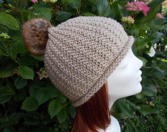 Bonnet femme en laine avec pompon fourrure