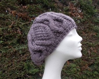 Woman beret in wool fancy pattern