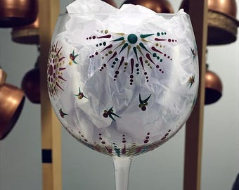 Copa de vino de cristal Bohemia pintada a mano: diseño en rojo, verde y dorado