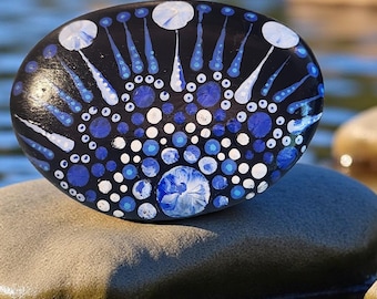 Mandala Rock: Arte de puntos en tonos azules y blancos con un mensaje inspirador