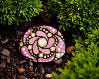 Roca de meditación mandala rosa y dorada, pintada a mano con diseños inspiradores sobre una piedra natural.