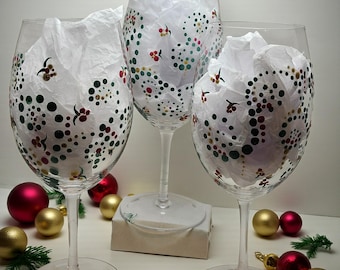 Copa de vino Mikasa pintada a mano – Diseño rojo, verde y dorado