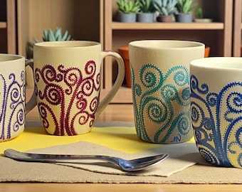 Taza de café pintada a mano: Diseño artístico de puntos y remolinos de colores