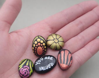 Piedra de afirmación pintada a mano / Guijarro de bolsillo inspirador / Piedra antiestrés para animar