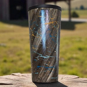 Handbemaltes Braun mit türkisfarbenen Akzenten, Becher mit Deckel: 22 oz Isolierbecher