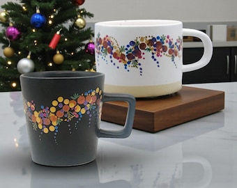 Taza de café con lunares metálicos estilo pintado a mano – color crema o negro mate