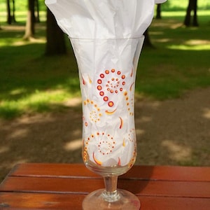 Handmålat räfflat cocktailglas: Röd, gul, orange prickkonst