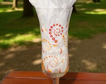 Copa de cóctel acanalada pintada a mano: arte de puntos rojos, amarillos y naranjas