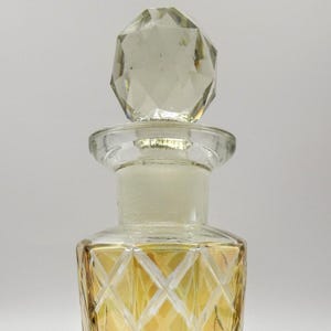 Vintage irisierende orangefarbene Diamantschliffglas-Parfümflasche mit Stopfen - Dekoratives Eitelkeits-Sammlerstück, Retro-Wohnkultur